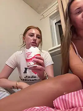 Snapshot of Redvelvetxx2 chatting on July 15, 2026, 11:34 pm Redvelvetxx2 online show from July 15, 2026, 11:34 pm