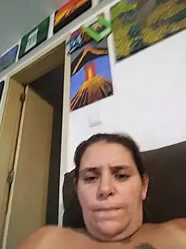 Snapshot of SolLua942871 chatting on August 3, 2026, 9:20 pm SolLua942871 online show from August 3, 2026, 9:20 pm