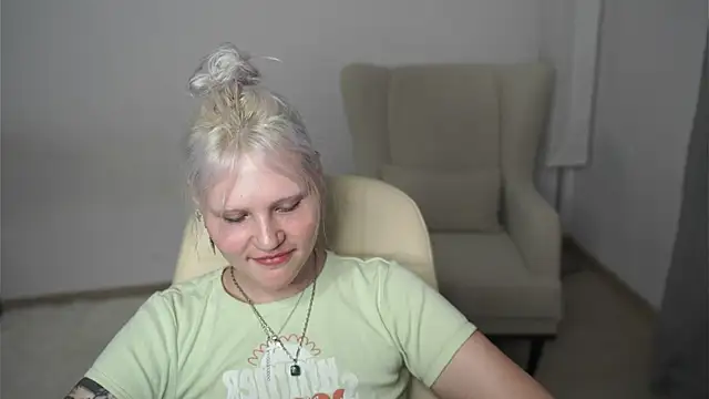 Snapshot of EstherFilteau chatting on July 3, 2026, 11:50 am EstherFilteau online show from July 3, 2026, 11:50 am
