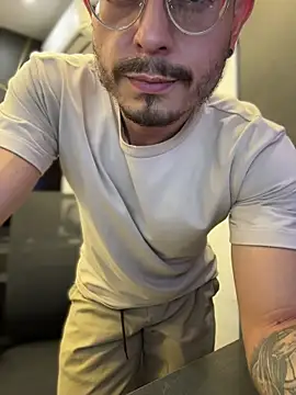 Snapshot of andrewlopezz chatting on July 8, 2026, 9:48 pm andrewlopezz online show from July 8, 2026, 9:48 pm