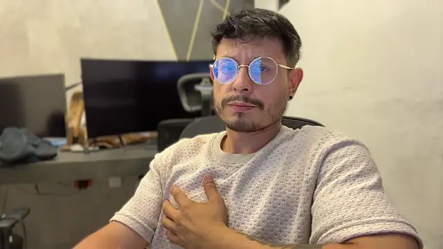 Snapshot of andrewlopezz chatting on July 15, 2026, 9:44 pm andrewlopezz online show from July 15, 2026, 9:44 pm