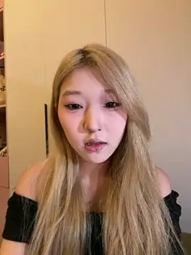 Snapshot of liyiyi- chatting on July 6, 2026, 10:55 am liyiyi- online show from July 6, 2026, 10:55 am