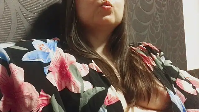 Snapshot of BethAh_ chatting on August 9, 2026, 11:44 pm BethAh online show from August 9, 2026, 11:44 pm