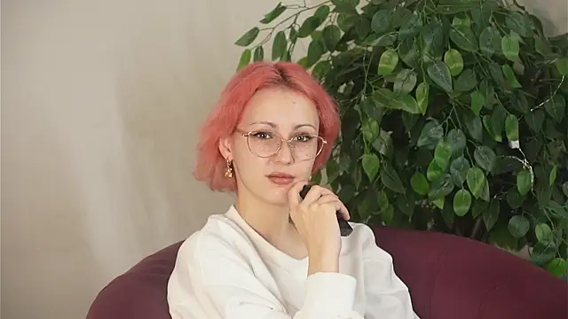 ErmelindaRottner online show from July 8, 2026, 7:42 am