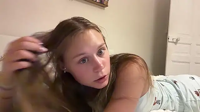 Snapshot of byhelo7 chatting on July 12, 2026, 7:04 pm byhelo7 online show from July 12, 2026, 7:04 pm