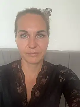 Snapshot of ElaraRose- chatting on July 17, 2026, 8:11 am ElaraRose- online show from July 17, 2026, 8:11 am