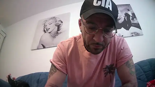 Snapshot of MagicStickBoy chatting on April 10, 2026, 10:44 am MagicStickBoy online show from April 10, 2026, 10:44 am