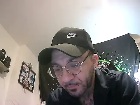 Snapshot of MagicStickBoy chatting on March 25, 2026, 11:25 pm MagicStickBoy online show from March 25, 2026, 11:25 pm