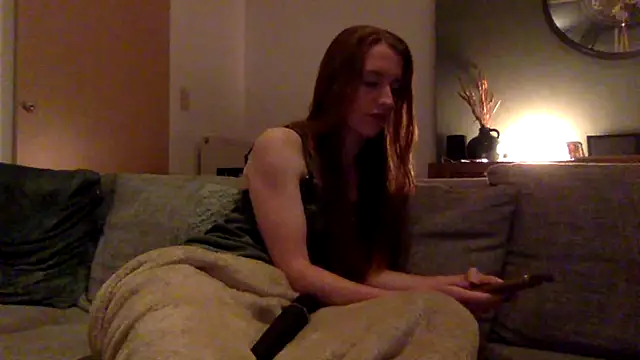 Snapshot of itsyourqueen chatting on August 6, 2026, 9:32 pm itsyourqueen online show from August 6, 2026, 9:32 pm