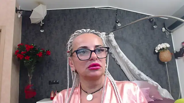 Snapshot of ElviraMilf chatting on August 3, 2026, 9:04 am ElviraMilf online show from August 3, 2026, 9:04 am