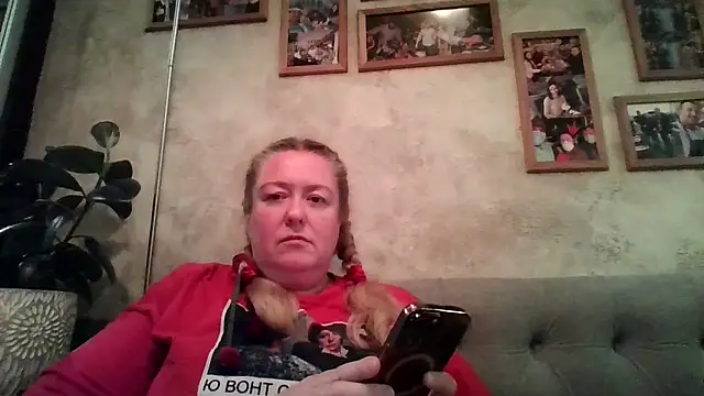 Snapshot of HappyCurvyMama chatting on August 5, 2026, 5:29 pm HappyCurvyMama online show from August 5, 2026, 5:29 pm