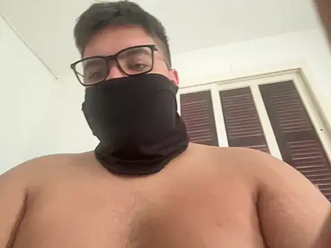 Snapshot of Zbear18 chatting on August 5, 2026, 3:50 pm Zbear18 online show from August 5, 2026, 3:50 pm