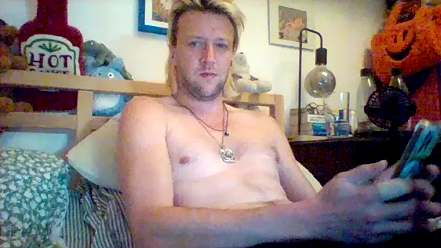 Snapshot of BigStraightAlex chatting on August 7, 2026, 3:40 pm BigStraightAlex online show from August 7, 2026, 3:40 pm