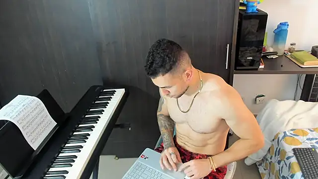 Snapshot of logan_smith chatting on November 3, 2025, 12:42 pm logan smith online show from November 3, 2025, 12:42 pm