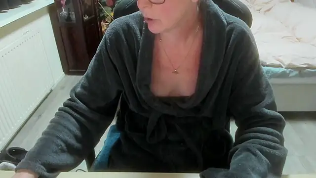 minoesje37 online show from February 23, 2026, 8:20 pm