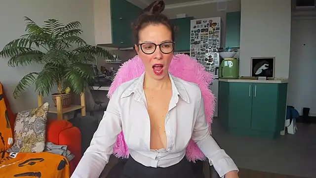 Snapshot of ChristinaGlory chatting on March 10, 2025, 11:55 am ChristinaGlory online show from March 10, 2025, 11:55 am