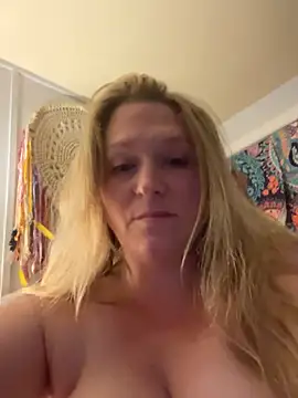 Snapshot of AlisonWonderland chatting on June 3, 2026, 12:55 am AlisonWonderland online show from June 3, 2026, 12:55 am