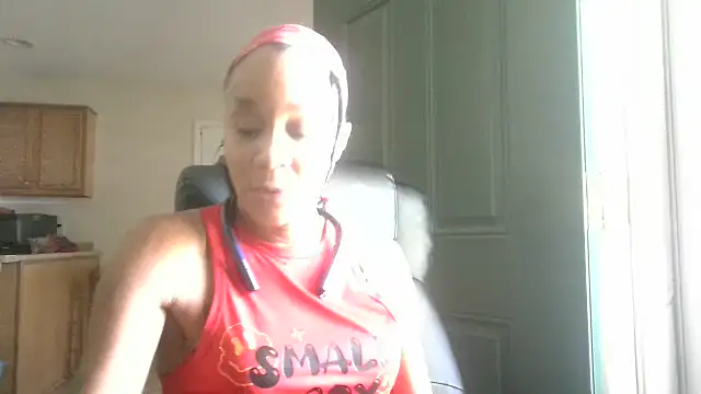 Snapshot of EnticingAaliyah chatting on October 7, 2025, 4:30 pm EnticingAaliyah online show from October 7, 2025, 4:30 pm