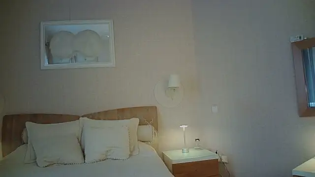 Luna Hoty online show from December 1, 2025, 11:00 am