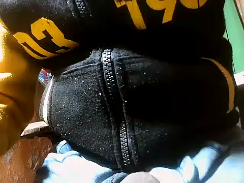 Snapshot of desiboy1101 chatting on December 30, 2024, 3:36 am desiboy1101 online show from December 30, 2024, 3:36 am