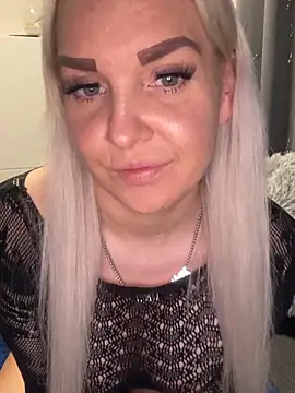 Snapshot of MIA-XXX chatting on November 12, 2025, 5:28 pm MIA-XXX online show from November 12, 2025, 5:28 pm