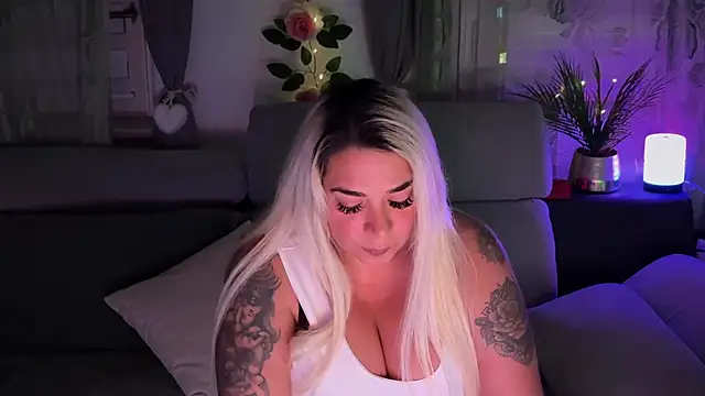 Snapshot of Monageil chatting on September 22, 2025, 4:24 pm Monageil online show from September 22, 2025, 4:24 pm