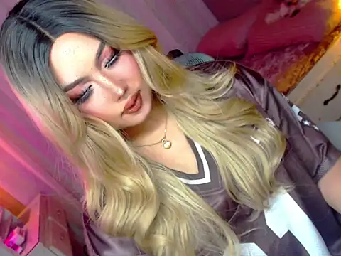 HOTnWILDalice online show from April 18, 2026, 2:36 am