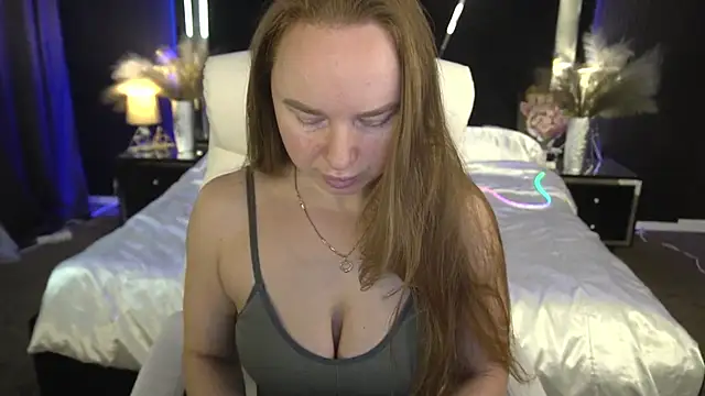 Snapshot of MiaRedFox chatting on November 21, 2025, 6:34 am MiaRedFox online show from November 21, 2025, 6:34 am