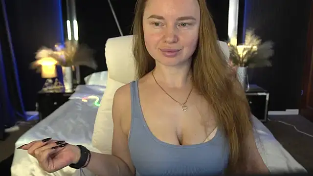 Snapshot of MiaRedFox chatting on December 2, 2025, 6:37 am MiaRedFox online show from December 2, 2025, 6:37 am