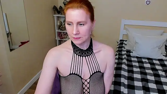 Snapshot of FoxySophia chatting on October 31, 2025, 6:26 pm FoxySophia online show from October 31, 2025, 6:26 pm