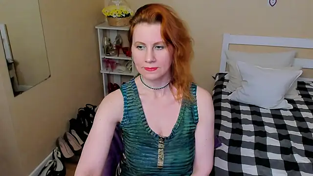 Snapshot of FoxySophia chatting on November 17, 2025, 9:08 pm FoxySophia online show from November 17, 2025, 9:08 pm