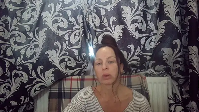 Snapshot of LindaStarS chatting on November 2, 2025, 7:57 am LindaStarS online show from November 2, 2025, 7:57 am