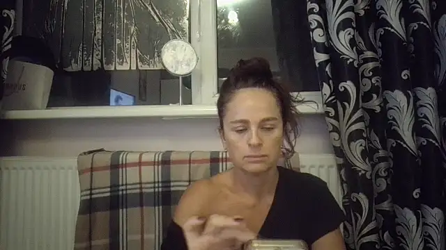 Snapshot of LindaStarS chatting on October 5, 2025, 6:20 pm LindaStarS online show from October 5, 2025, 6:20 pm