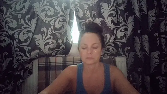 Snapshot of LindaStarS chatting on November 9, 2025, 6:28 am LindaStarS online show from November 9, 2025, 6:28 am