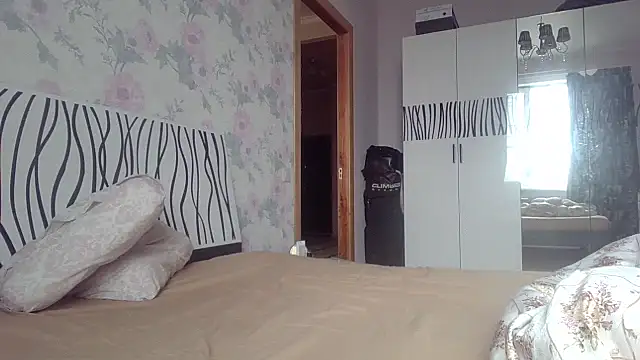 Snapshot of LindaStarS chatting on November 10, 2025, 7:35 am LindaStarS online show from November 10, 2025, 7:35 am