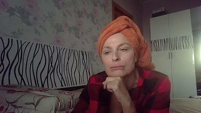 Snapshot of LindaStarS chatting on October 17, 2025, 2:41 pm LindaStarS online show from October 17, 2025, 2:41 pm