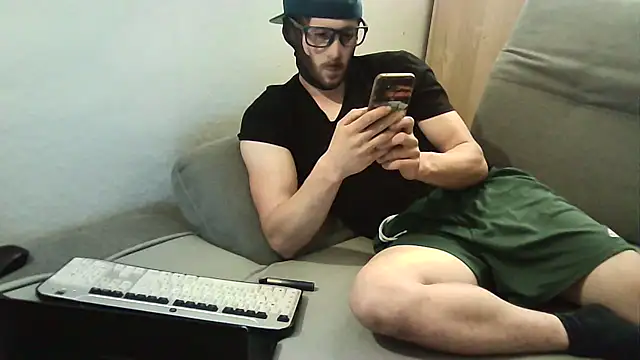 Snapshot of ShyGuyWannaTry chatting on September 8, 2025, 11:26 pm ShyGuyWannaTry online show from September 8, 2025, 11:26 pm