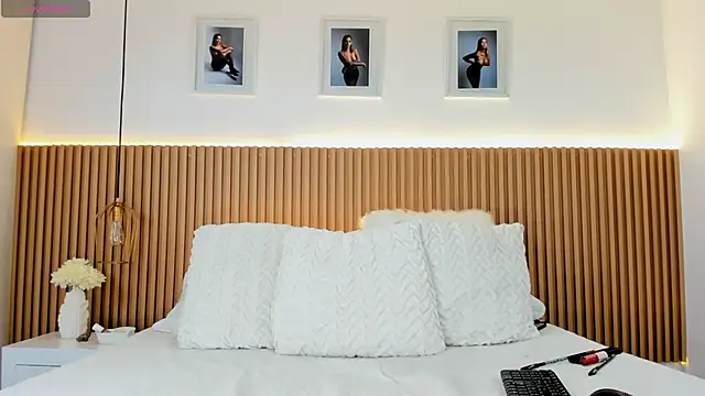 SUSIEPOWELL online show from September 12, 2025, 1:28 am