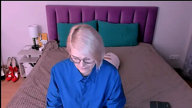 sabrinamacmarren online show from October 25, 2025, 2:28 pm