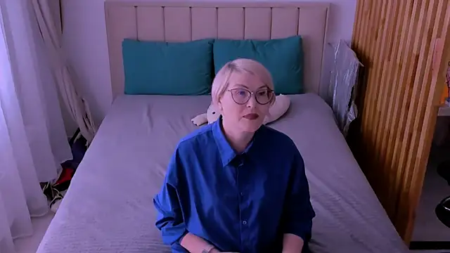 sabrinamacmarren online show from March 8, 2026, 9:34 am