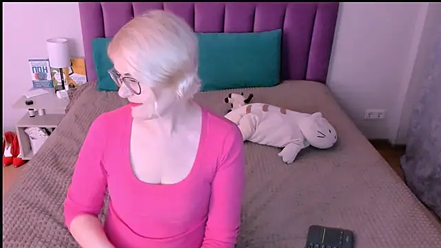 sabrinamacmarren online show from November 15, 2025, 2:10 pm