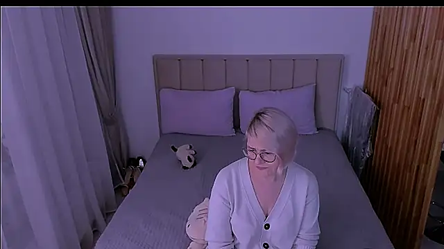 sabrinamacmarren online show from March 29, 2026, 8:32 pm