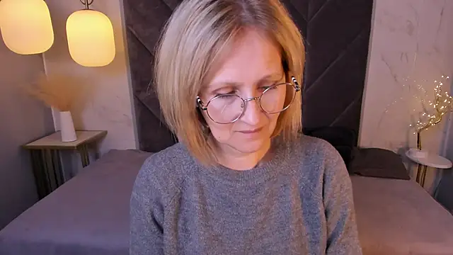 Paris Cherry online show from September 29, 2025, 7:52 pm