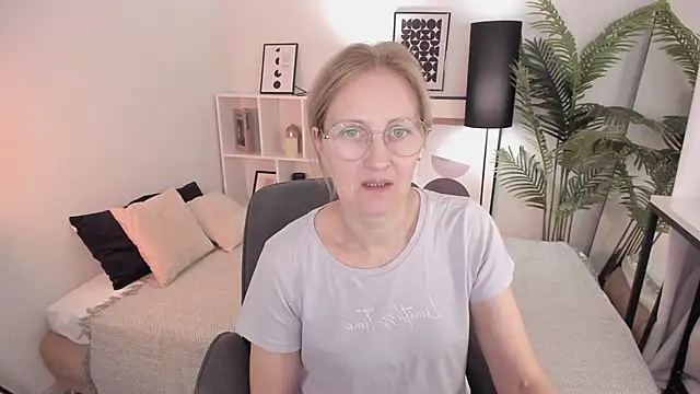 Paris Cherry online show from October 12, 2025, 8:10 pm