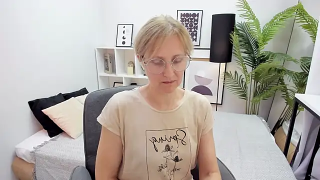 Paris Cherry online show from October 13, 2025, 8:10 pm