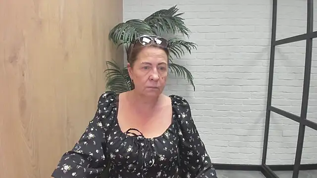 Snapshot of LindaPassionate chatting on June 9, 2026, 5:19 am LindaPassionate online show from June 9, 2026, 5:19 am