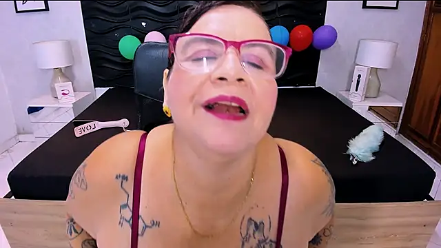 Snapshot of laura_riley chatting on October 29, 2025, 12:59 pm laura riley online show from October 29, 2025, 12:59 pm