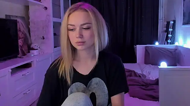 MaryDreaminess online show from September 18, 2025, 8:23 pm