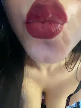 Snapshot of White-Petite chatting on April 23, 2026, 12:22 pm White-Petite online show from April 23, 2026, 12:22 pm