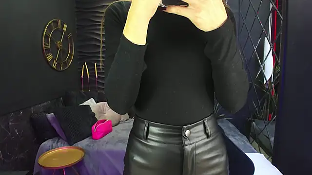 DianaMagestic online show from November 17, 2025, 1:37 pm